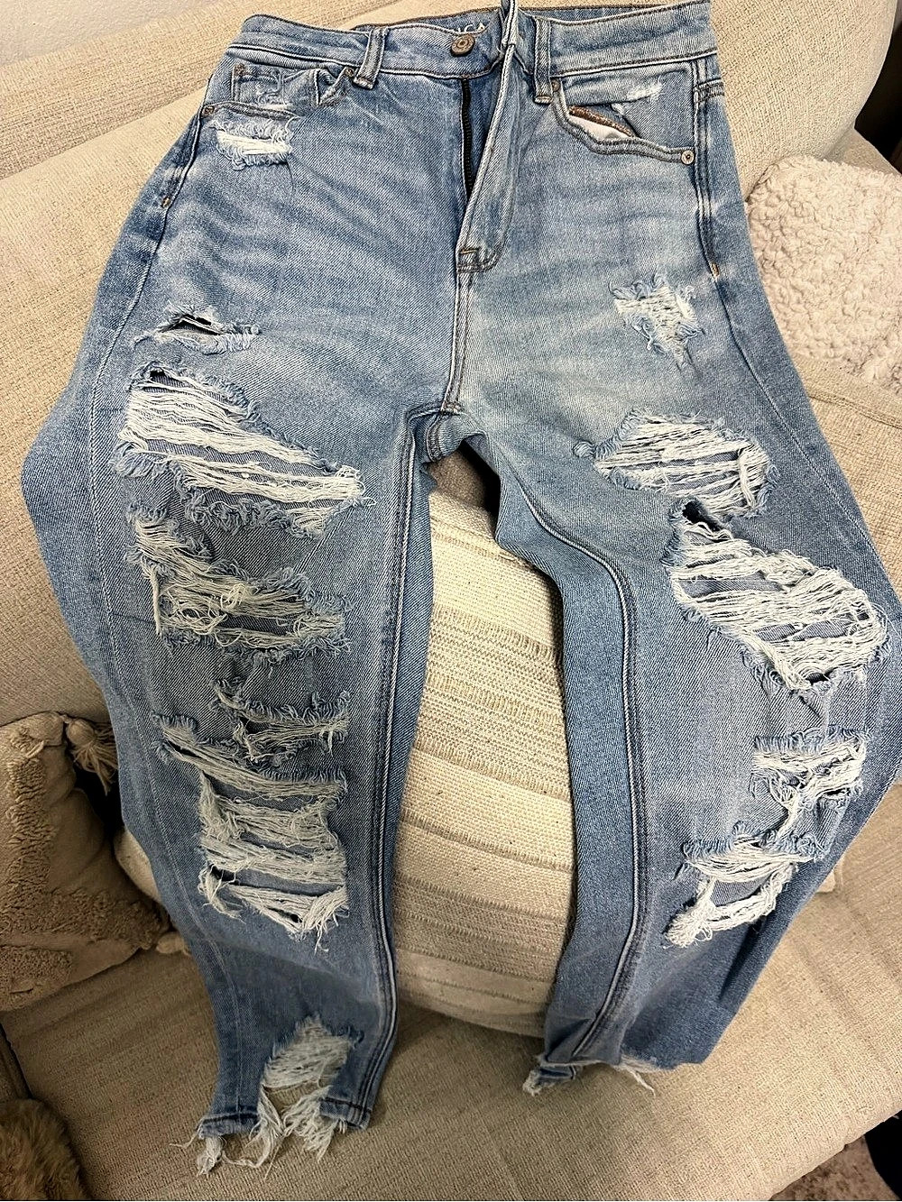 American Eagle AE Ripped Mom Jean Blue Jeans